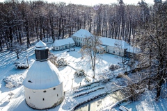 Das gesamte Ensemble im Winter.